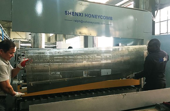 Adjusting machine.jpg Adjusting machine.jpg