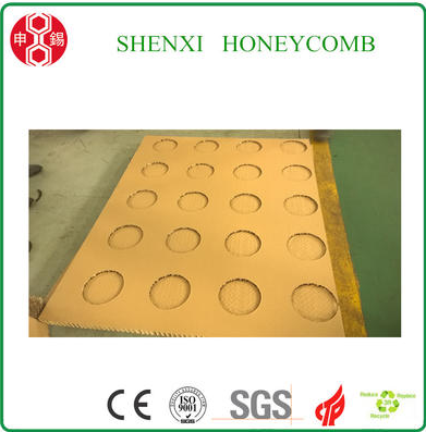 What should be paid attention to when operating the honeycomb die cutting machine?
